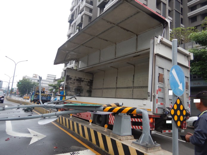 (胡塗駕駛片)未關貨車廂門 號誌桿及路燈遭撞波及1車 72 1 38 | 社會 社會 記者爆料網