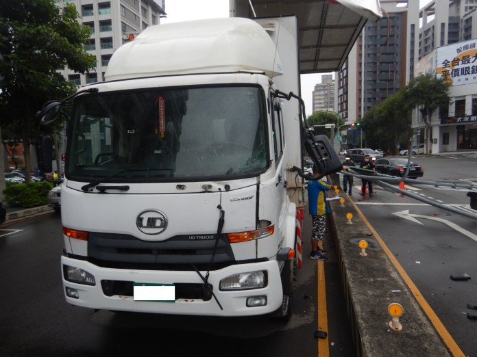 (胡塗駕駛片)未關貨車廂門 號誌桿及路燈遭撞波及1車 73 2 36 | 社會 社會 記者爆料網