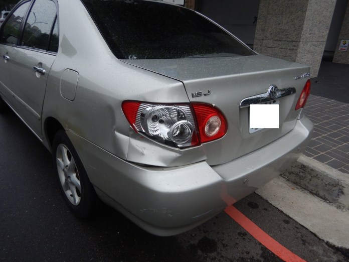 (胡塗駕駛片)未關貨車廂門 號誌桿及路燈遭撞波及1車 74 DSCN1151 0 | 社會 社會 記者爆料網