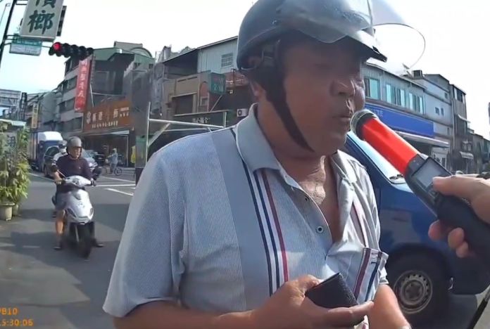 (取締酒駕爭議片)嘉義警方取締酒駕與民眾起爭執 網批「栽贓恐嚇」 77 | 社會 社會 記者爆料網