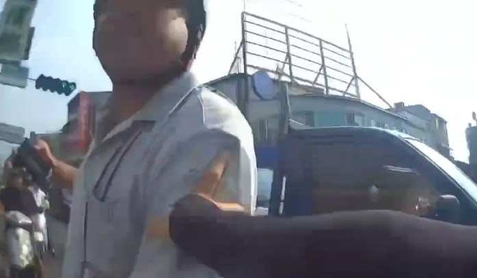 (取締酒駕爭議片)嘉義警方取締酒駕與民眾起爭執 網批「栽贓恐嚇」 78 | 社會 社會 記者爆料網