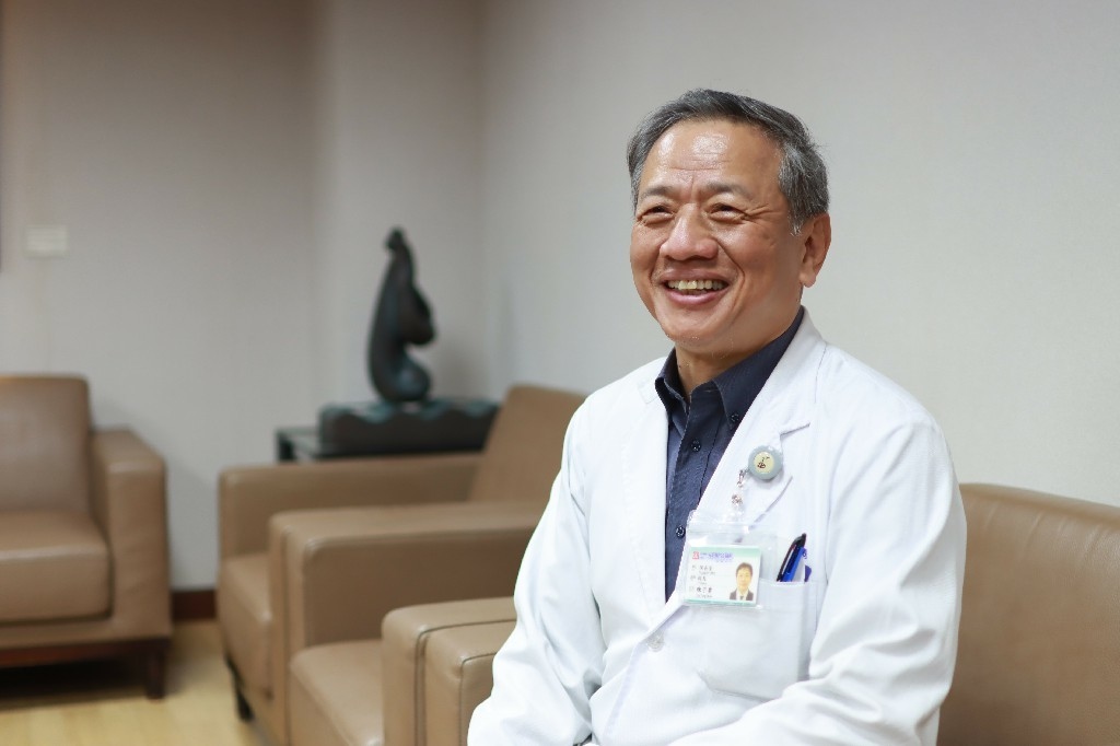 陳子勇醫師為現任光田綜合醫院沙鹿院區院長,前台中慈濟醫院院長/名譽院長,美國芝加哥大學鳳凰城貝羅神經醫學中心研究員。主治項目包括:頸、腰、脊椎退化、脊椎疾病、腦部受傷、腦部腫瘤、外傷性疾病。擔任院長對手術堅持親力親為,每月參與30-40例的手術。並接觸研究「幹細胞」治療方法,擔任副院長期間參與慈濟醫院幹細胞銀行,進行脊髓損傷的動物實驗,發現幹細胞能夠讓小鼠恢復活動能力。 陳子勇醫師為現任光田綜合醫院沙鹿院區院長,前台中慈濟醫院院長/名譽院長,美國芝加哥大學鳳凰城貝羅神經醫學中心研究員。主治項目包括:頸、腰、脊椎退化、脊椎疾病、腦部受傷、腦部腫瘤、外傷性疾病。擔任院長對手術堅持親力親為,每月參與30-40例的手術。並接觸研究「幹細胞」治療方法,擔任副院長期間參與慈濟醫院幹細胞銀行,進行脊髓損傷的動物實驗,發現幹細胞能夠讓小鼠恢復活動能力。