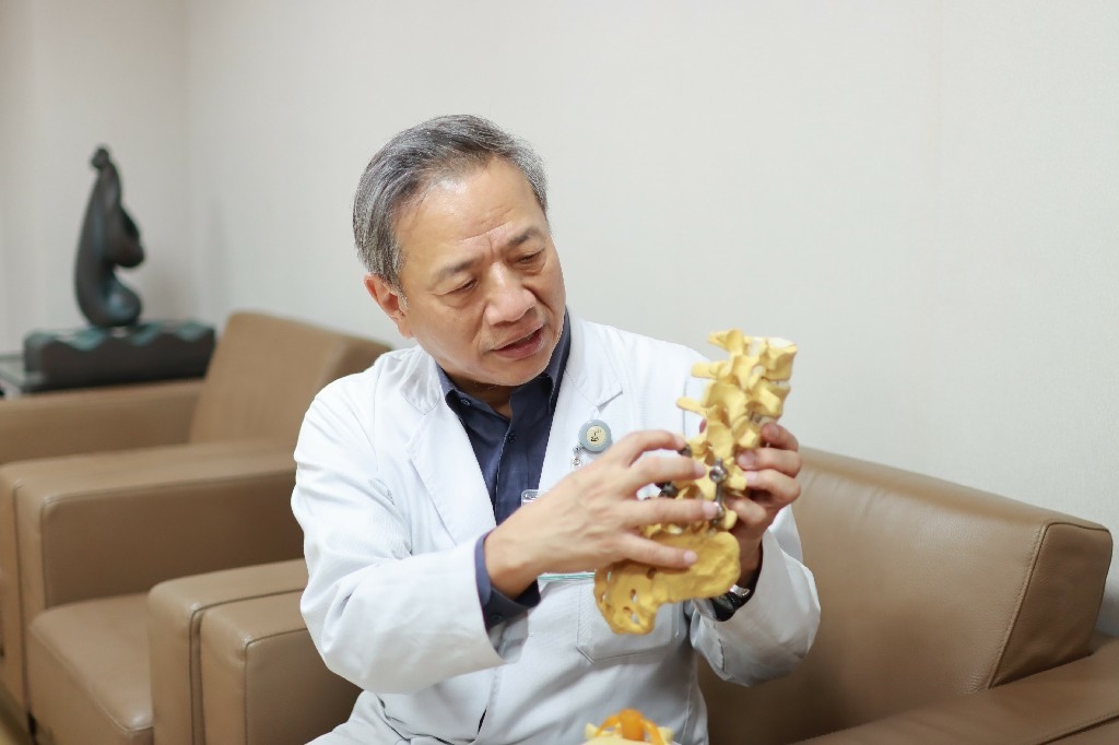 陳子勇醫師為現任光田綜合醫院沙鹿院區院長,前台中慈濟醫院院長/名譽院長,美國芝加哥大學鳳凰城貝羅神經醫學中心研究員。主治項目包括:頸、腰、脊椎退化、脊椎疾病、腦部受傷、腦部腫瘤、外傷性疾病。擔任院長對手術堅持親力親為,每月參與30-40例的手術。並接觸研究「幹細胞」治療方法,擔任副院長期間參與慈濟醫院幹細胞銀行,進行脊髓損傷的動物實驗,發現幹細胞能夠讓小鼠恢復活動能力。 陳子勇醫師為現任光田綜合醫院沙鹿院區院長,前台中慈濟醫院院長/名譽院長,美國芝加哥大學鳳凰城貝羅神經醫學中心研究員。主治項目包括:頸、腰、脊椎退化、脊椎疾病、腦部受傷、腦部腫瘤、外傷性疾病。擔任院長對手術堅持親力親為,每月參與30-40例的手術。並接觸研究「幹細胞」治療方法,擔任副院長期間參與慈濟醫院幹細胞銀行,進行脊髓損傷的動物實驗,發現幹細胞能夠讓小鼠恢復活動能力。