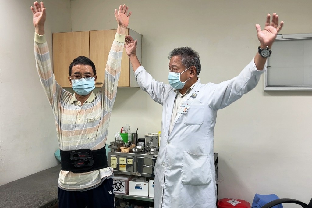 陳子勇醫師為現任光田綜合醫院沙鹿院區院長,前台中慈濟醫院院長/名譽院長,美國芝加哥大學鳳凰城貝羅神經醫學中心研究員。主治項目包括:頸、腰、脊椎退化、脊椎疾病、腦部受傷、腦部腫瘤、外傷性疾病。擔任院長對手術堅持親力親為,每月參與30-40例的手術。並接觸研究「幹細胞」治療方法,擔任副院長期間參與慈濟醫院幹細胞銀行,進行脊髓損傷的動物實驗,發現幹細胞能夠讓小鼠恢復活動能力。 陳子勇醫師為現任光田綜合醫院沙鹿院區院長,前台中慈濟醫院院長/名譽院長,美國芝加哥大學鳳凰城貝羅神經醫學中心研究員。主治項目包括:頸、腰、脊椎退化、脊椎疾病、腦部受傷、腦部腫瘤、外傷性疾病。擔任院長對手術堅持親力親為,每月參與30-40例的手術。並接觸研究「幹細胞」治療方法,擔任副院長期間參與慈濟醫院幹細胞銀行,進行脊髓損傷的動物實驗,發現幹細胞能夠讓小鼠恢復活動能力。