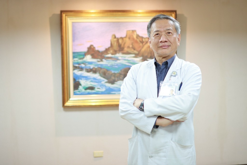 陳子勇醫師為現任光田綜合醫院沙鹿院區院長,前台中慈濟醫院院長/名譽院長,美國芝加哥大學鳳凰城貝羅神經醫學中心研究員。主治項目包括:頸、腰、脊椎退化、脊椎疾病、腦部受傷、腦部腫瘤、外傷性疾病。擔任院長對手術堅持親力親為,每月參與30-40例的手術。並接觸研究「幹細胞」治療方法,擔任副院長期間參與慈濟醫院幹細胞銀行,進行脊髓損傷的動物實驗,發現幹細胞能夠讓小鼠恢復活動能力。 陳子勇醫師為現任光田綜合醫院沙鹿院區院長,前台中慈濟醫院院長/名譽院長,美國芝加哥大學鳳凰城貝羅神經醫學中心研究員。主治項目包括:頸、腰、脊椎退化、脊椎疾病、腦部受傷、腦部腫瘤、外傷性疾病。擔任院長對手術堅持親力親為,每月參與30-40例的手術。並接觸研究「幹細胞」治療方法,擔任副院長期間參與慈濟醫院幹細胞銀行,進行脊髓損傷的動物實驗,發現幹細胞能夠讓小鼠恢復活動能力。