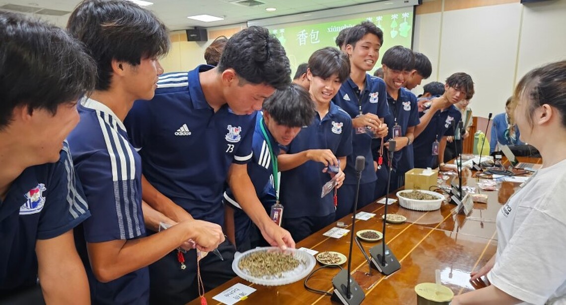 場上比腳下功夫 場外考驗指尖功夫 日本足球隊師生參訪高雄大學 體驗華人文化DIY香包