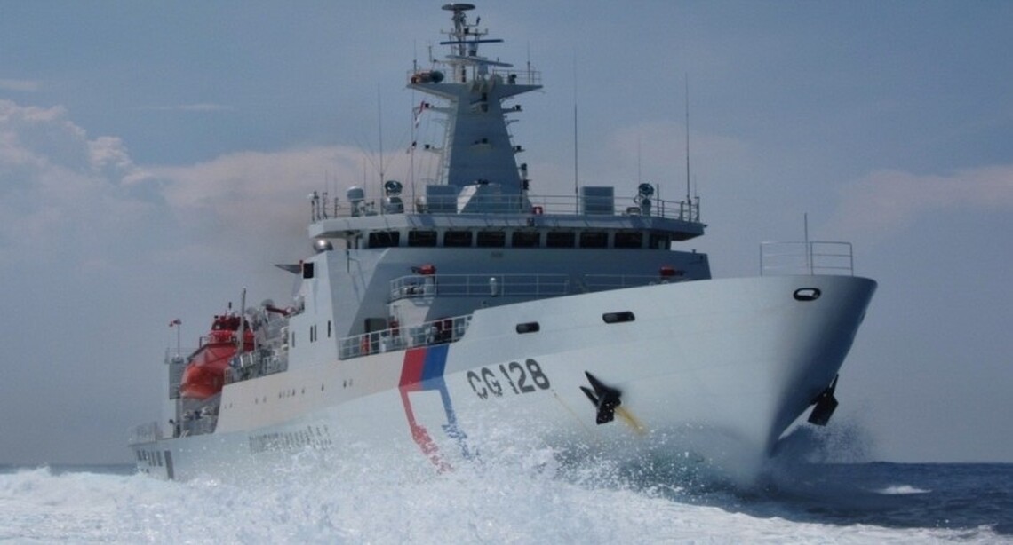 宜蘭艦千里送藥 安全接駁遇險船員