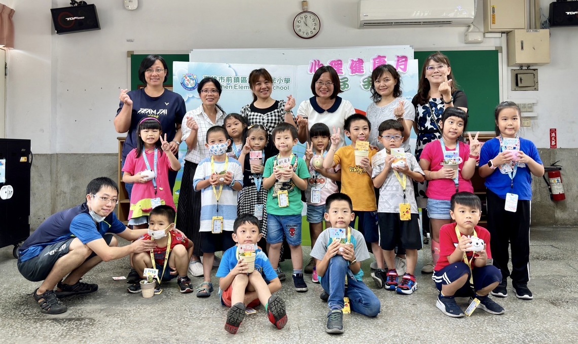 為鼓勵前鎮國小學生向學 前鎮鎮南宮贈學生開學新書包、白米