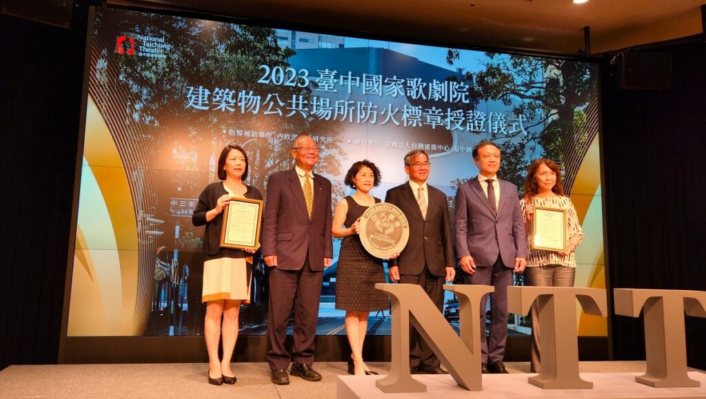 臺中國家歌劇院藝術總監邱瑗表示，獲頒認證還拿了全臺藝文場館第一名，是全館同仁共同努力的成果。（圖/陳惠玲攝影）