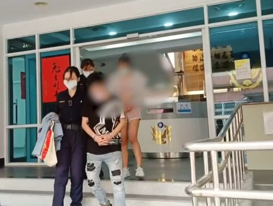 涉夾娃娃機竊案帶草蓆四處亡命 兩女身背10條通緝狼狽落網 290 涉夾娃娃機竊案帶草蓆四處亡命 兩女身背10條通緝狼狽落網 289