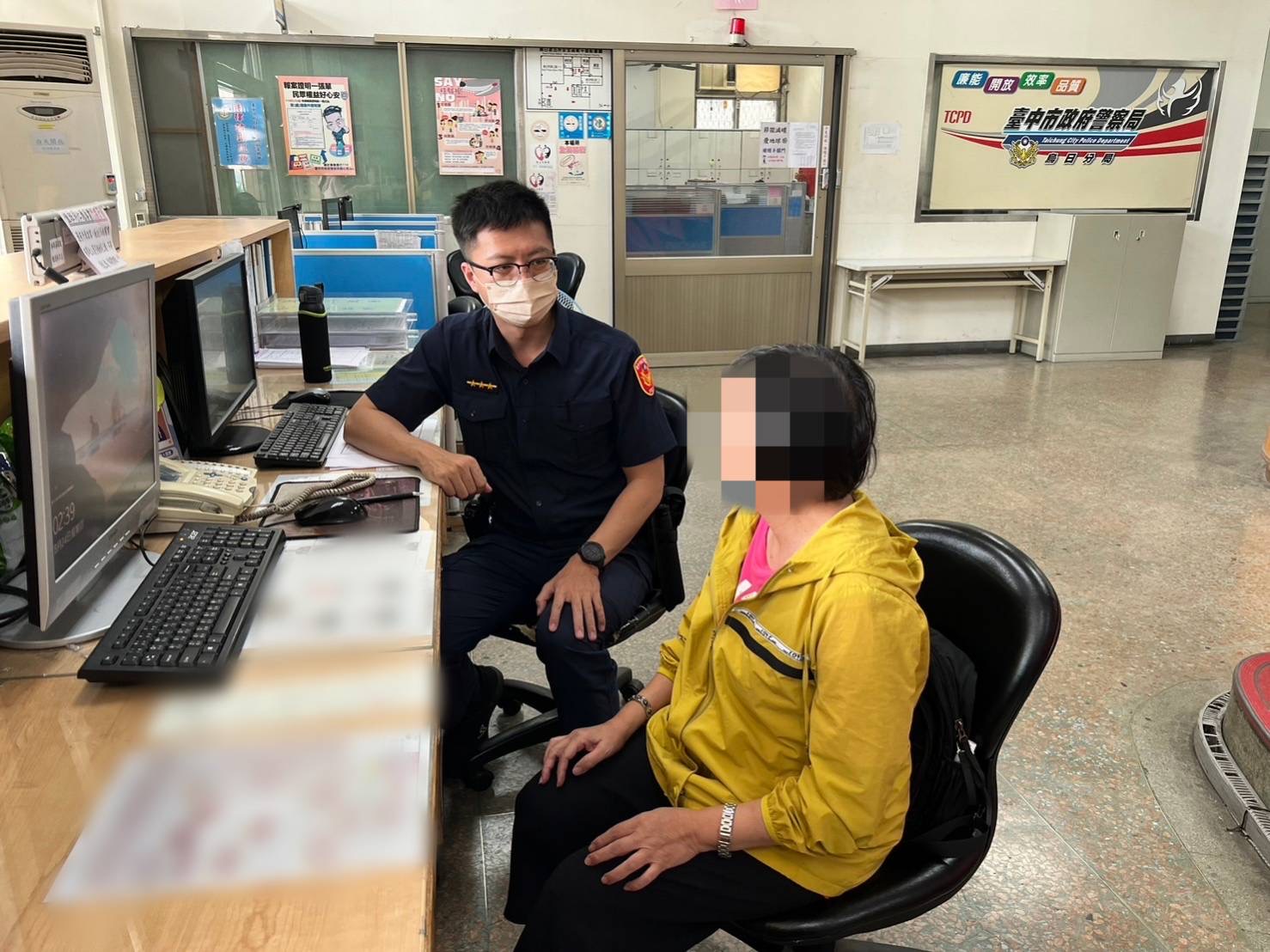烏日派出所員警施建宏曉以大義「假投資詐財」詐騙手法，並展示了多個類似的詐騙案例。（圖/記者江雁武翻攝）