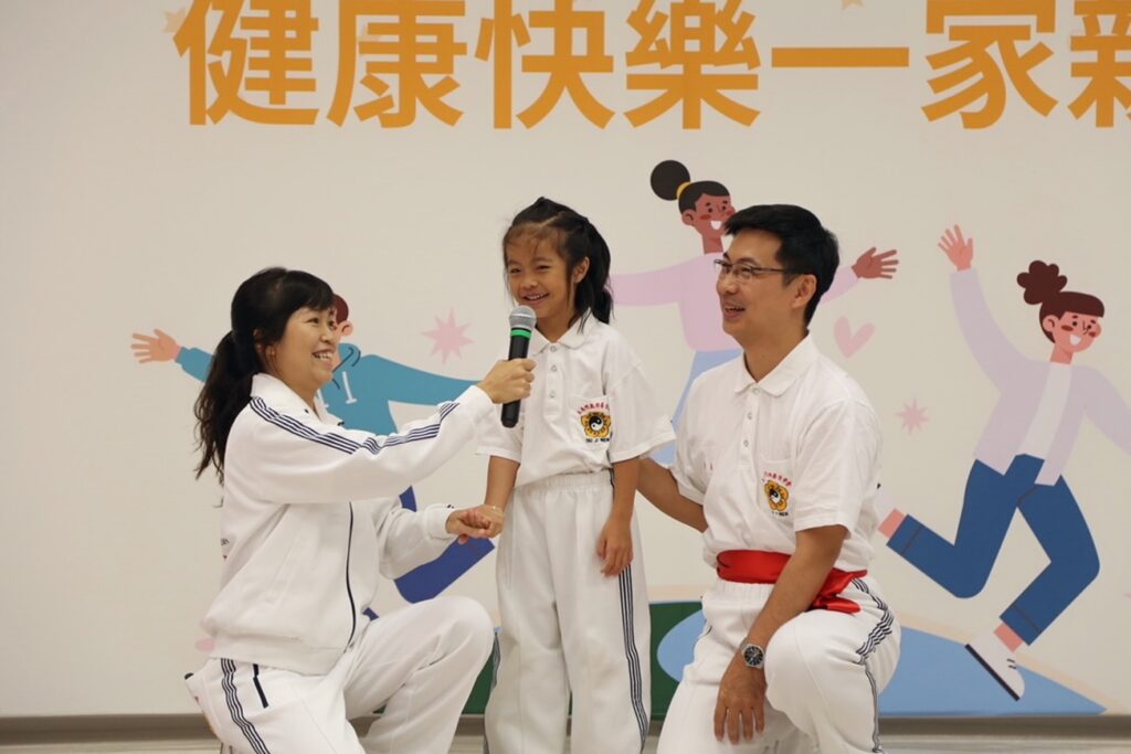 ▲加州灣區新移民蔡孟樵(右一)一家分享他們全家在太極門練功的好心得。(記者李欣翻攝)