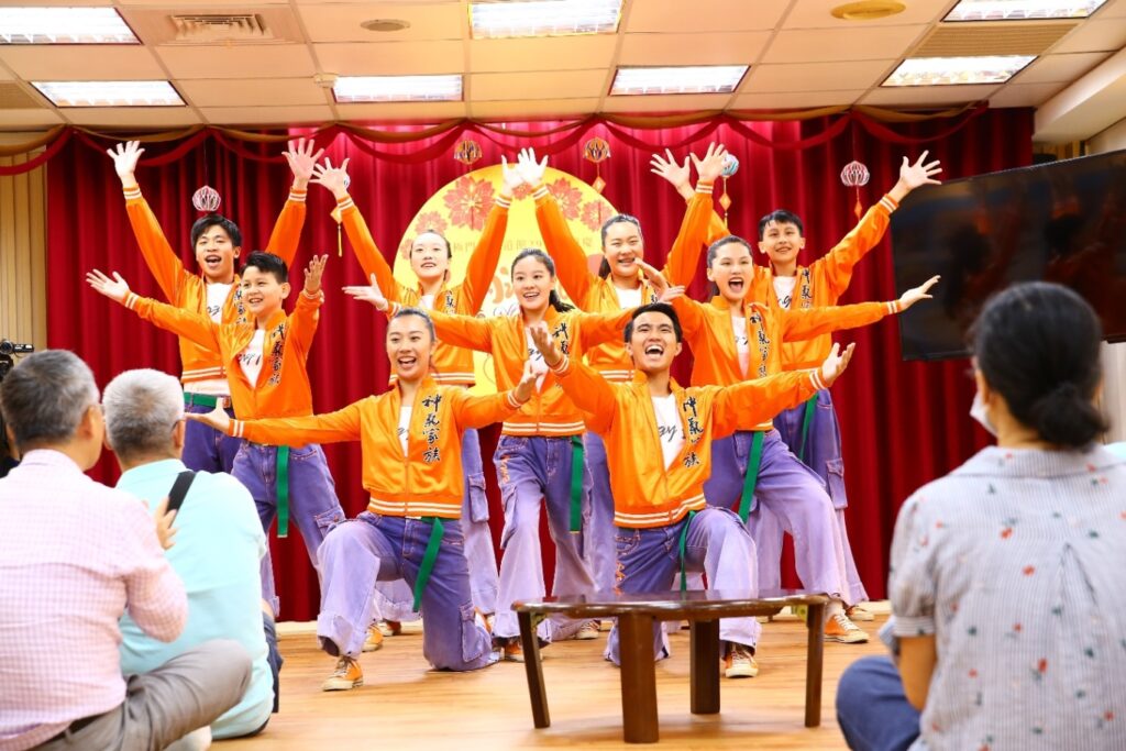 ▲活力四射的青少年帶來「快樂無所不在」熱歌勁舞,氣氛熱鬧又溫馨!(記者李欣翻攝)