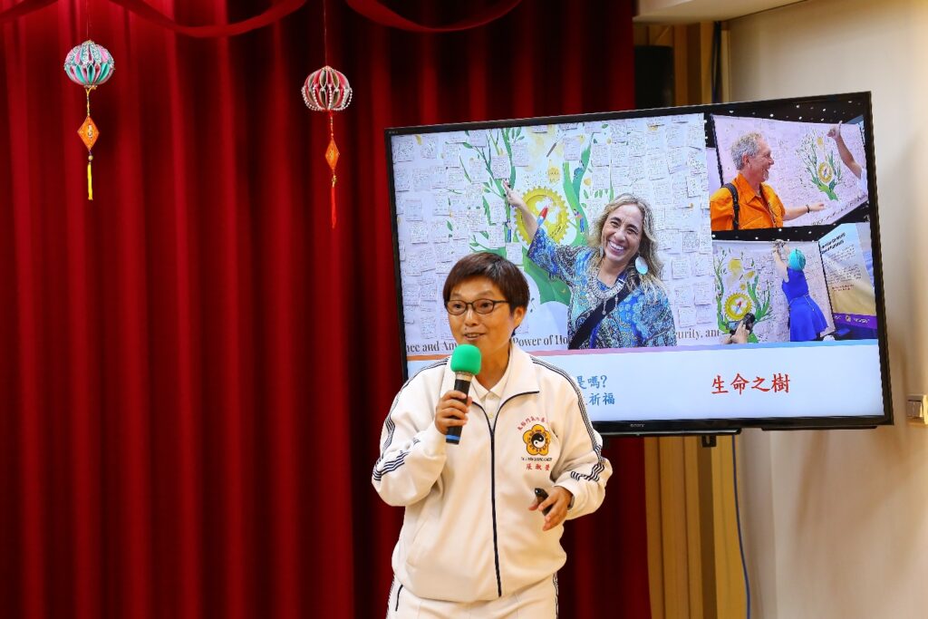 ▲輔導老師張淑瑩以「心Happy 新契機」為題,分享「人生就是要修行,修就是改、行就是做」,本著良心行善助人,就會幸福快樂。(記者李欣翻攝)