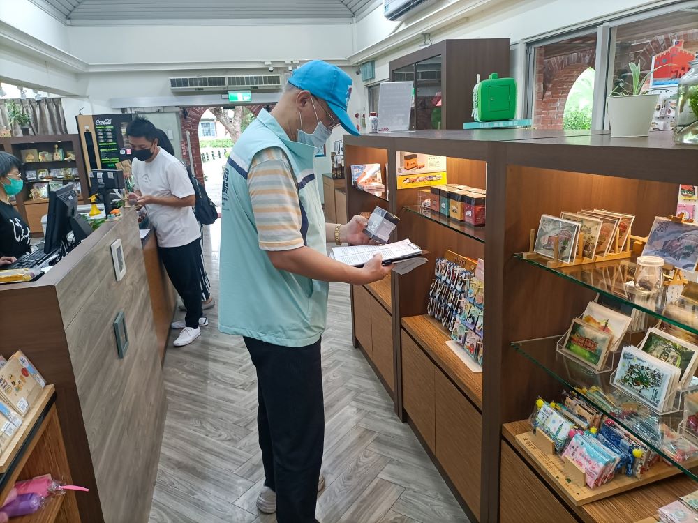 《圖說》經發局針對轄內商家抽查311件開學商品,其中49件標示不合格,不合格率達15.76%。〈經發局提供〉
