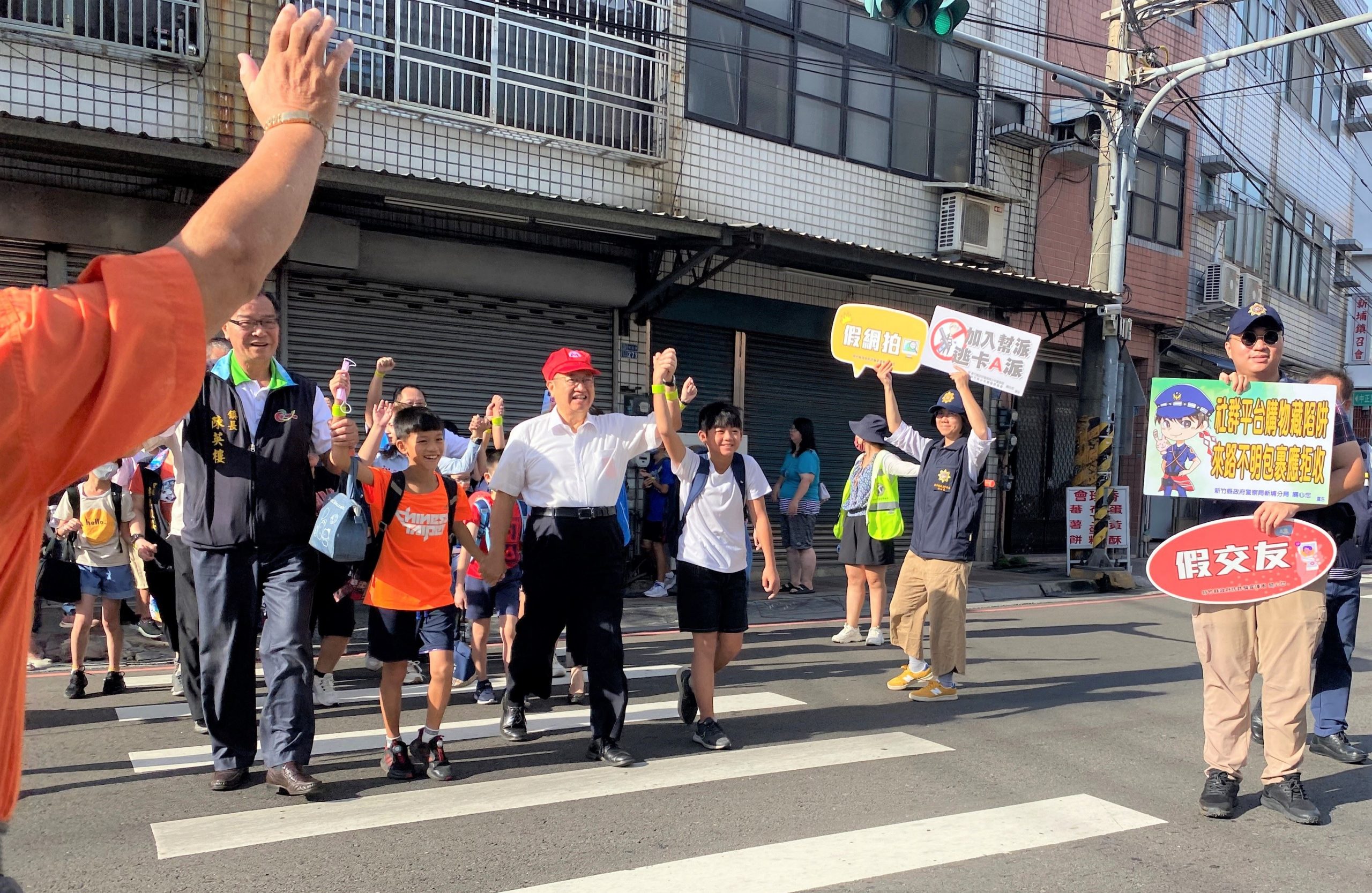 竹縣長化身馬利歐 宣導「舉手過馬路 提升能見度」