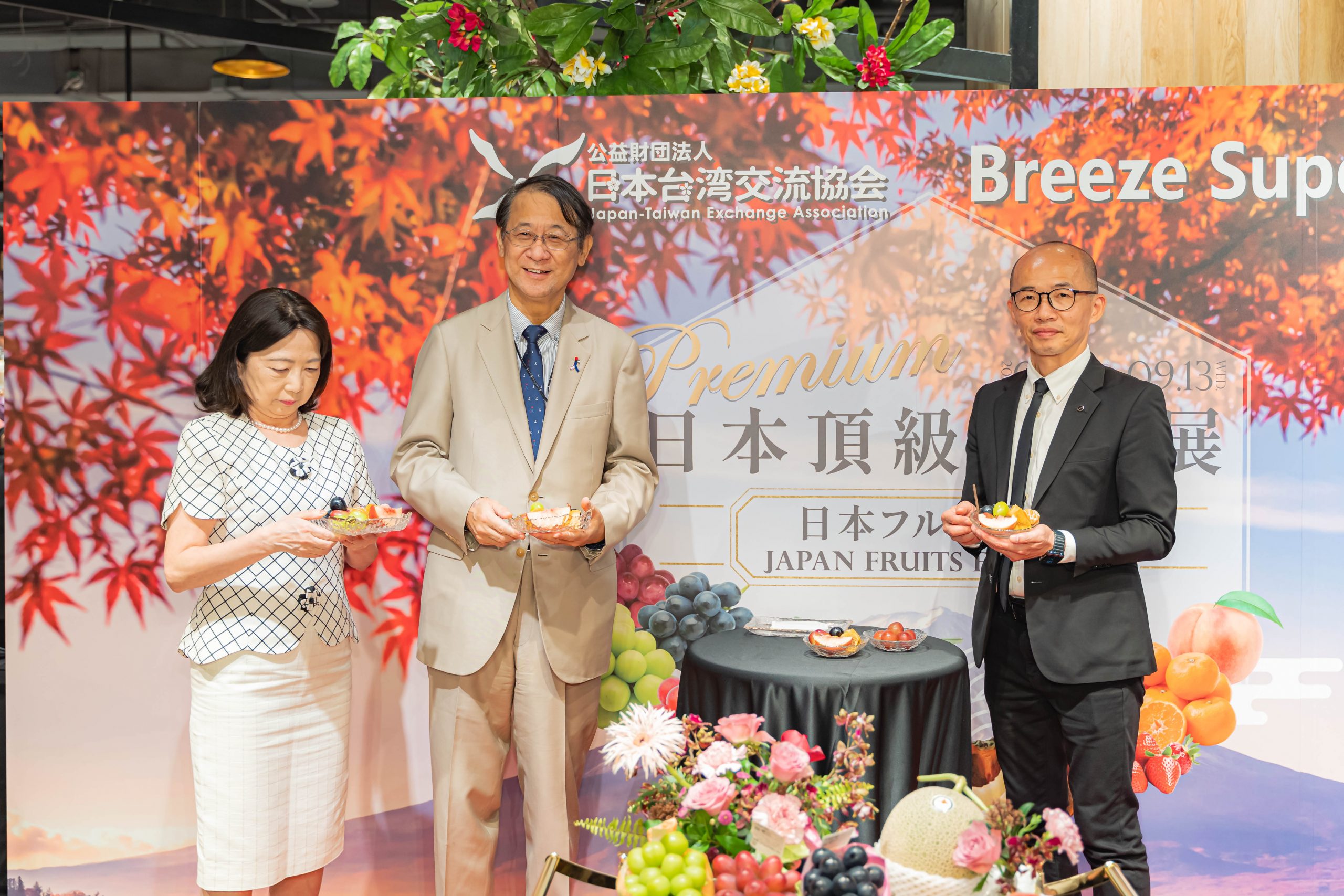 ▲日台交流協會代表 泉裕泰（左二），微風超市副總經理 羅大為（右一）。（圖／記者張嘉誠攝影）