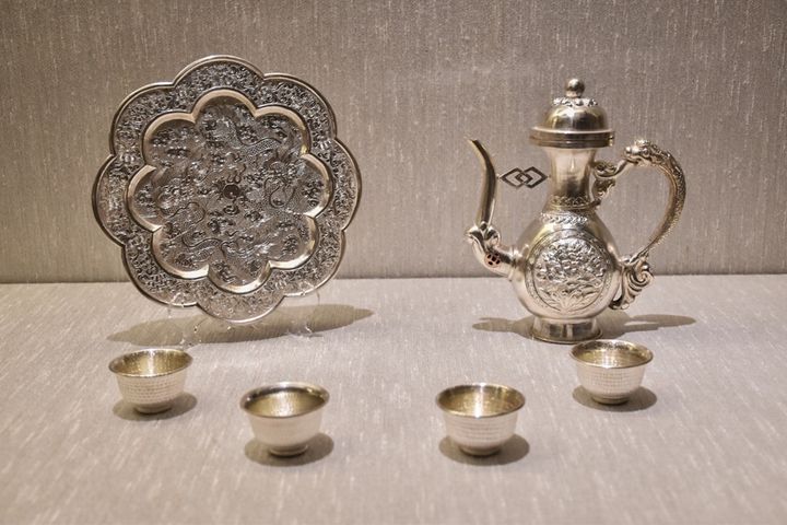 「魅力青海〜青海非物質文化遺產特展」中展出鎏金工藝製成的銀器。常用「八吉祥徽」和曼陀羅、妙翅鳥、龍、鳳、雄獅、怪獸、祥雲、寶焰等為裝飾圖案。 圖:海峽兩岸旅遊交流協會/提供