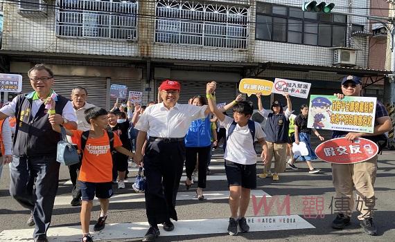 楊文科化身馬利歐赴校宣導交安 提醒學童 「舉手過馬路 提升能見度」