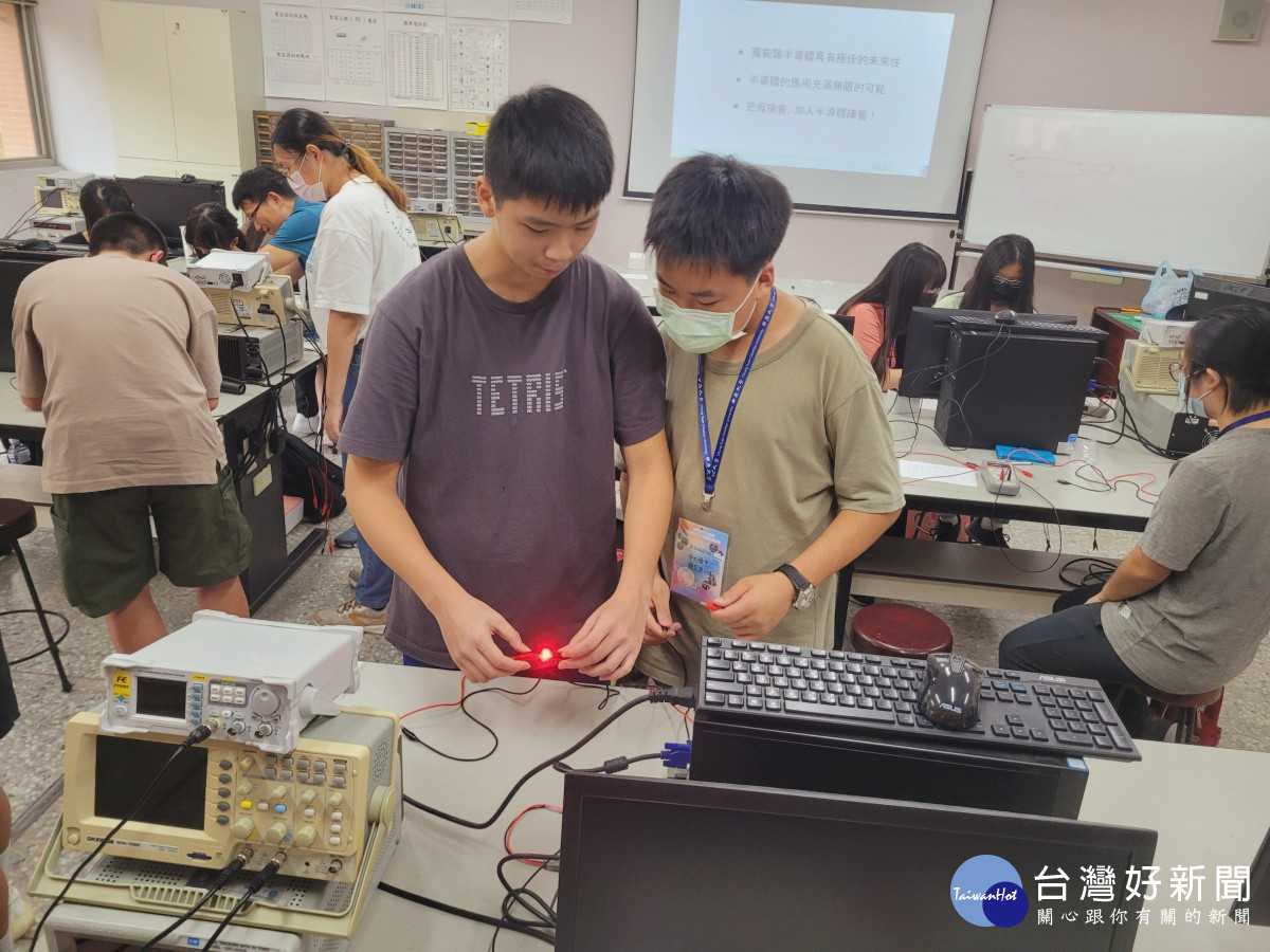 中原大學帶領高中生參與寬能隙半導體實驗,學生受益良多。