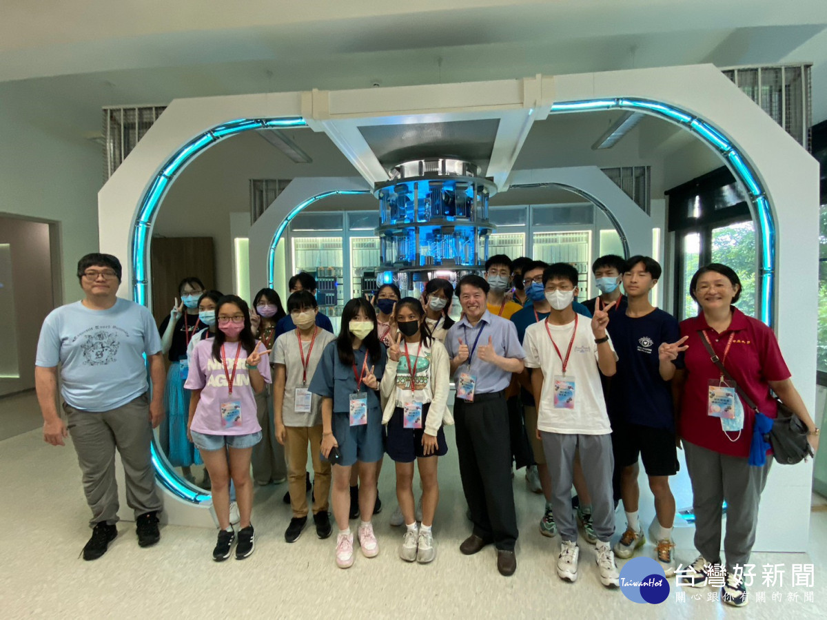 中原大學特別安排參觀量子科幻影集現場的道具佈景,既新奇又興奮。