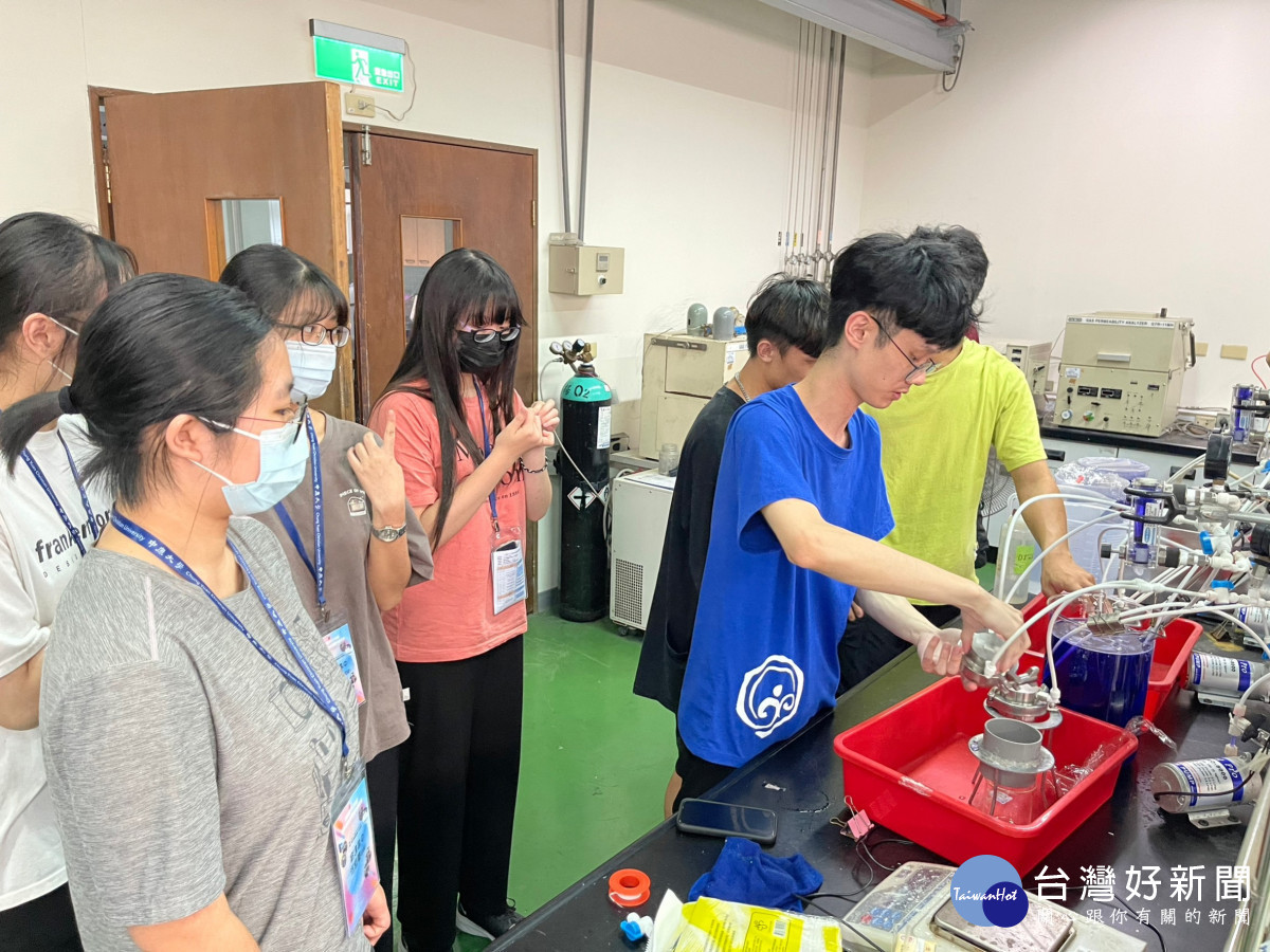 -高中生進行染料溶液的分離操作,了解工業廢水處理步驟。<br /><br />