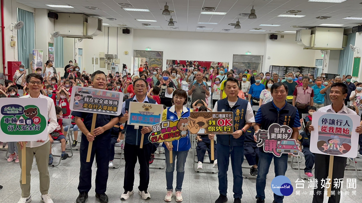 中壢監理站辦理「路口停讓總動員，守護你我皆安全」交通安全宣導活動。