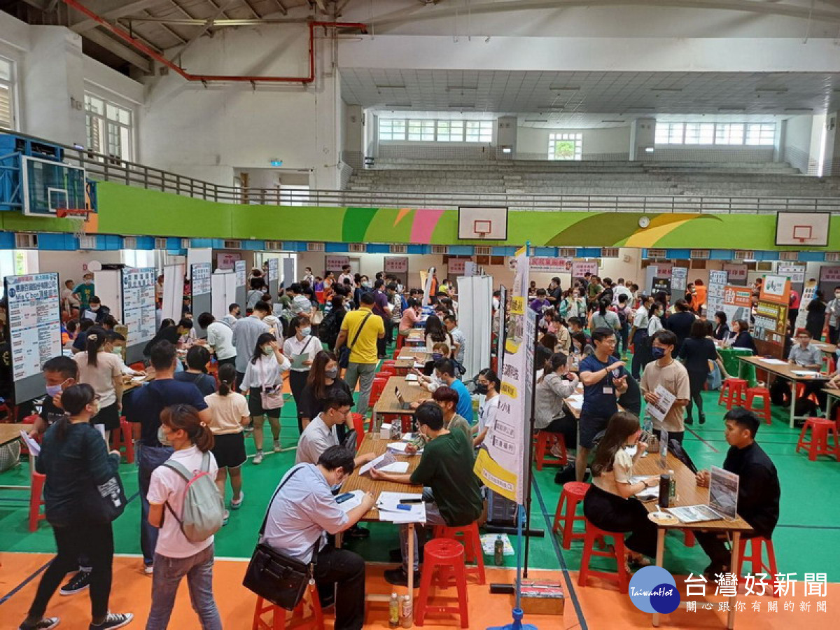 ▲高雄市勞工局9月2日在福誠高中活動中心舉辦「創薪起飛、魅力高雄」大型現場徵才活動。