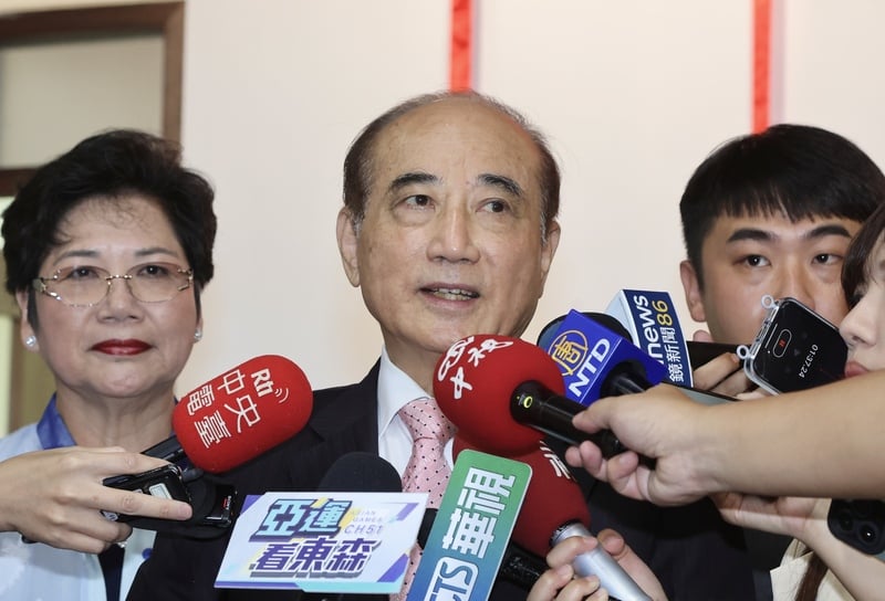 立法院前院長王金平(中)出席立法院國際事務處揭牌活動。中央社