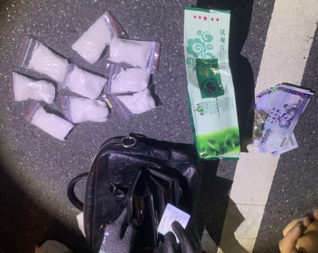 ▲圖說：警方逮捕隱身於交友軟體販賣毒品的袁姓犯嫌，並起獲K他命與大麻 （圖／台中市政府提供）