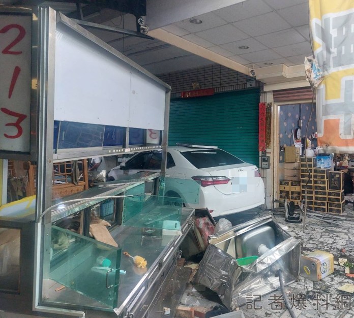 開車打瞌睡衝撞騎樓!3店家及7機車遭殃 駕駛這下醒了 77 C1711D09 FC03 44CA 972F 410FE76D3397 | 社會 社會 記者爆料網