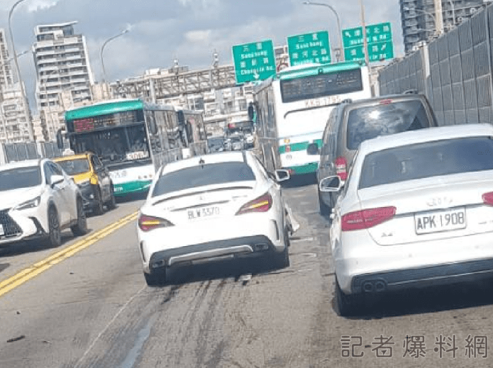 酒駕肇逃?賓士車台北橋上逆向釀8車追撞 駕駛乘客棄車逃逸 76 賓士車台北橋上逆向釀8車追撞 駕駛乘客棄車逃逸