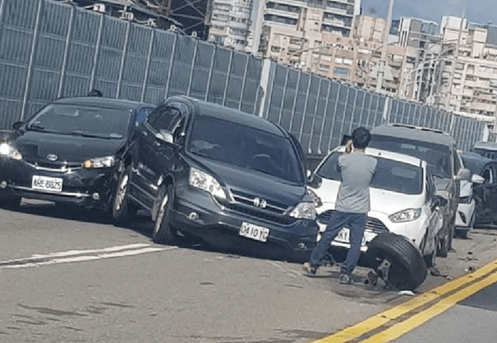 酒駕肇逃?賓士車台北橋上逆向釀8車追撞 駕駛乘客棄車逃逸 75 2023 09 01 094800 | 社會 社會 記者爆料網