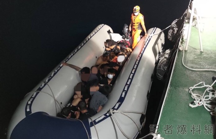 19名越籍男女 趁蘇拉颱風來前搭橡皮艇偷渡 下場曝光 74 0746E541 7533 4BE9 A5B5 47106BB71E40 | 社會 社會 記者爆料網
