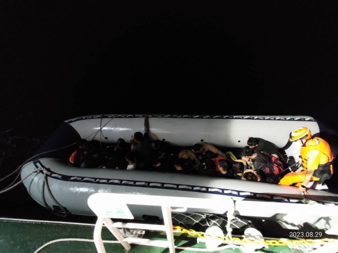 19名越籍男女 趁蘇拉颱風來前搭橡皮艇偷渡 下場曝光 71 9FA74D06 C303 4F4C 86F2 6DFF4A9E51C6 | 社會 社會 記者爆料網