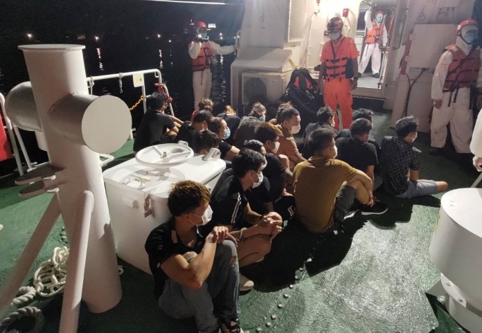 19名越籍男女 趁蘇拉颱風來前搭橡皮艇偷渡 下場曝光 72 2954858C 5505 478C A701 353052E572DC | 社會 社會 記者爆料網
