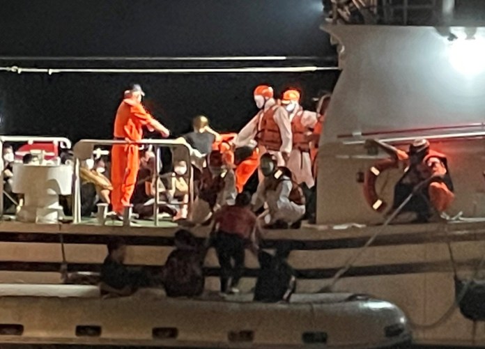 19名越籍男女 趁蘇拉颱風來前搭橡皮艇偷渡 下場曝光 73 3AF4525B 28B4 480E 95A2 C43E6B7BCF13 | 社會 社會 記者爆料網