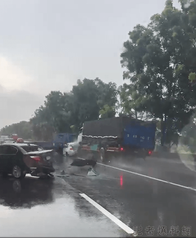 (芭比Q片)台78快速道路大貨車疑未注意路況 二次追撞車禍現場 69 台78快速道路大貨車疑未注意路況 二次追撞車禍現場