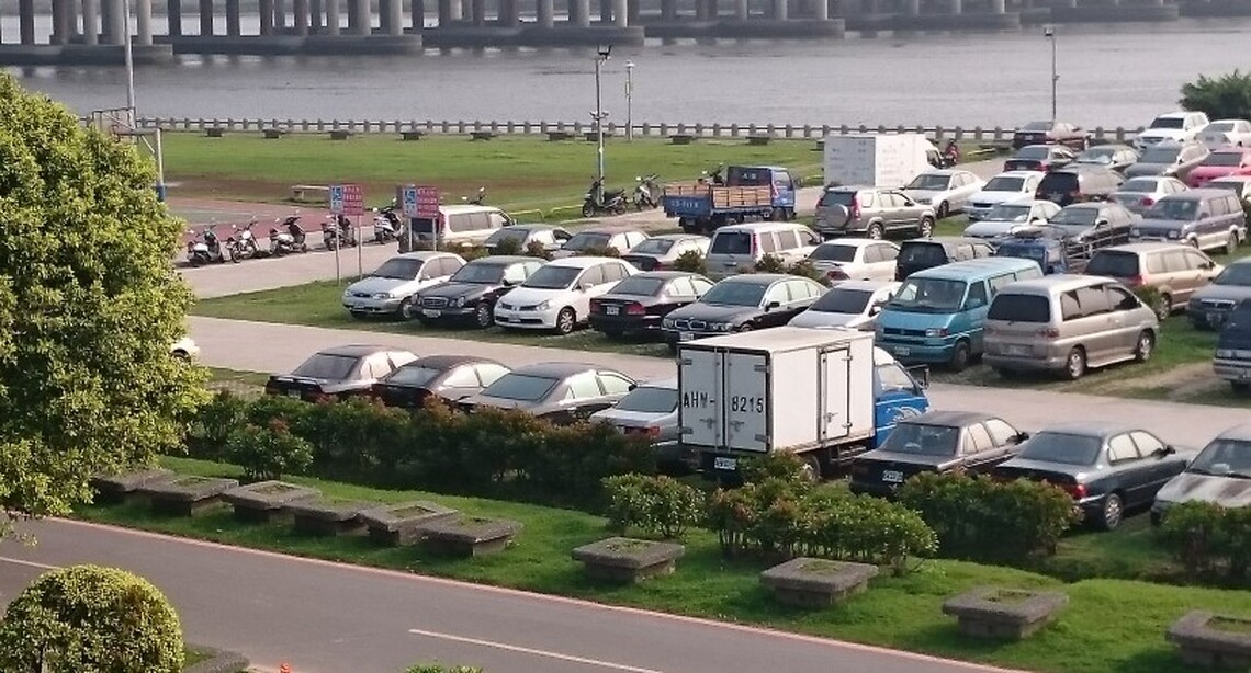 新北市高灘地停車場今日下午7時起車輛只出不進  橫移門及越堤道明日上午10時完成關閉