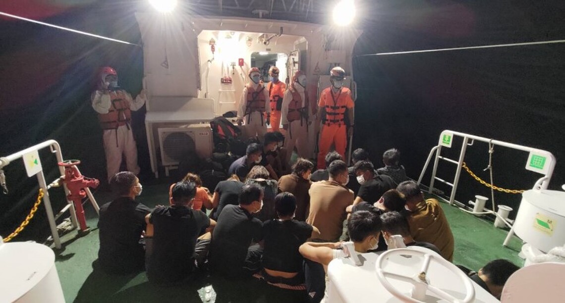蘇拉強颱來襲人蛇蠢動 海巡鷹眼緝獲19名越南偷渡犯