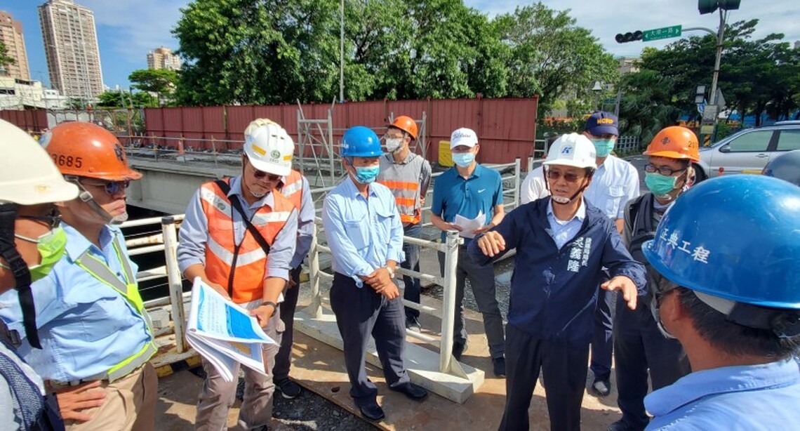 捷運局長吳義隆視察輕軌龍華橋封閉施工交通疏導措施