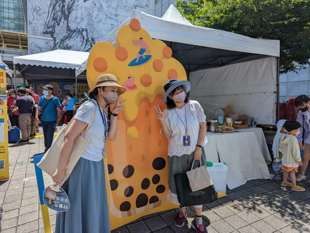 手搖飲形象看板吸引民眾拍照打卡