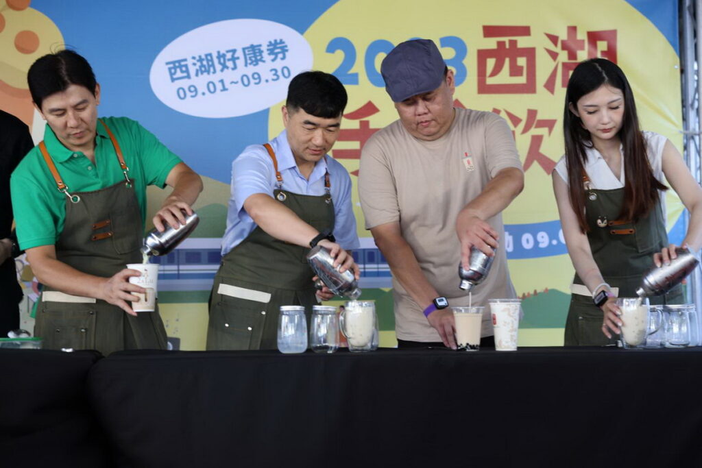 高振源處長與手搖飲店家進行珍奶趣味PK賽
