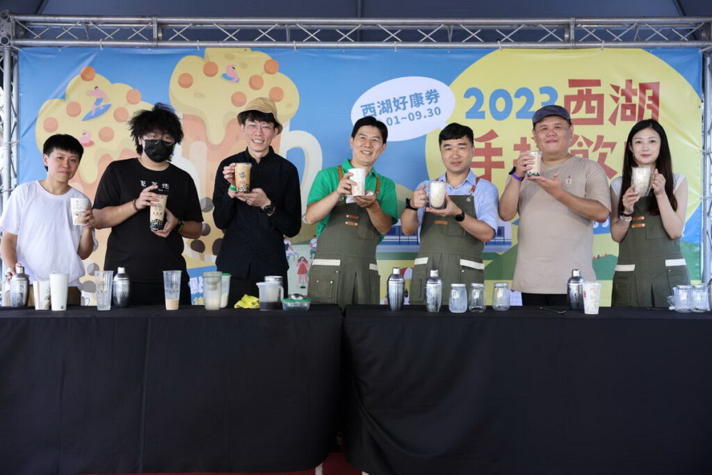 高振源處長與店家遊戲互動後合影留念