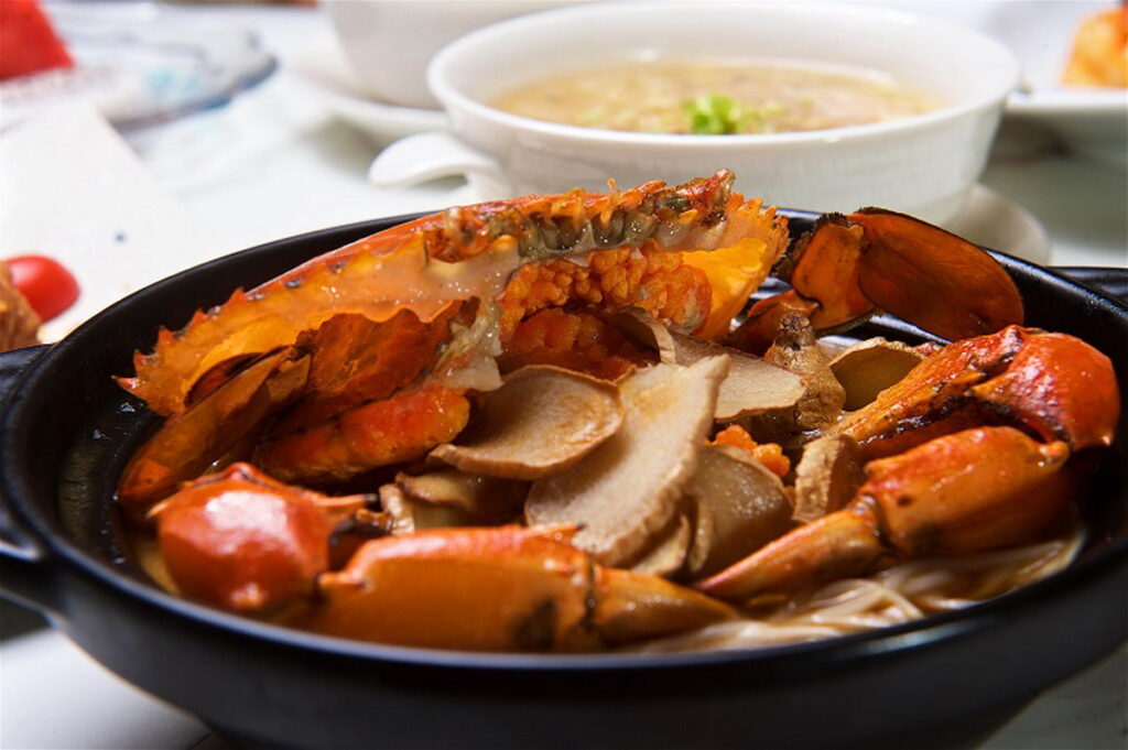 「麻油煮紅蟳」整道料理呈現麻油的撲鼻香,蟹肉、蟹膏入口濃醇甘甜。(圖/潮品集.潮坊提供)