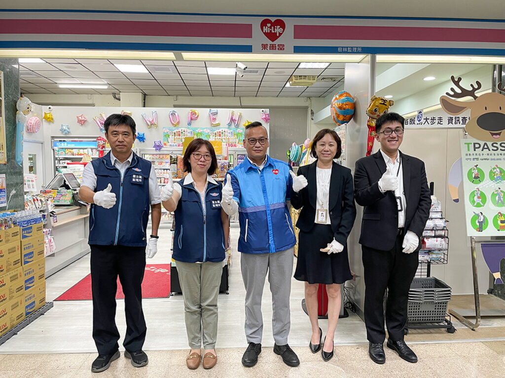 萊爾富進駐臺北區監理所設新門市,今日邀請北區所黃鈴婷所長(左二)、曾信池副所長(左一)、萊爾富北二營運處李建芳處長(中間)等貴賓出席開幕活動