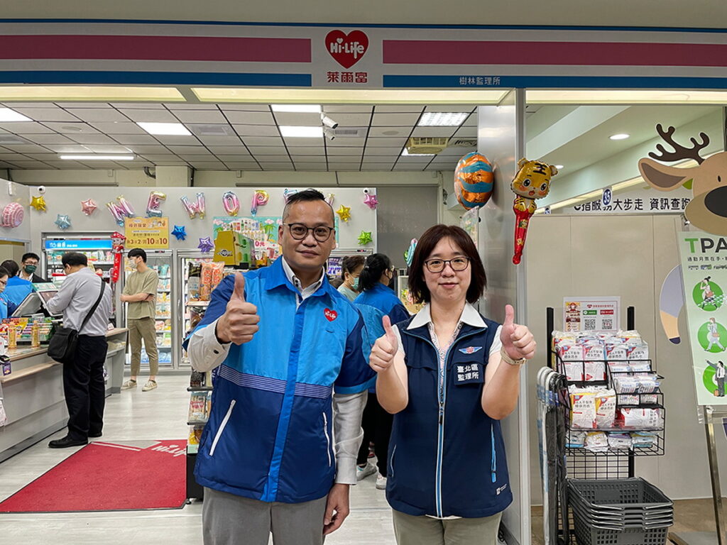 萊爾富樹林監理所門市9月1日盛大開幕,圖左起為萊爾富北二營運處李建芳處長與臺北區監理所黃鈴婷所長