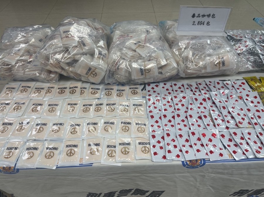 分裝廠隱身民宅 逮4嫌藏上千義大利精品MOSCHINO毒咖啡包 230 分裝廠隱身民宅 逮4嫌藏上千義大利精品MOSCHINO毒咖啡包 229