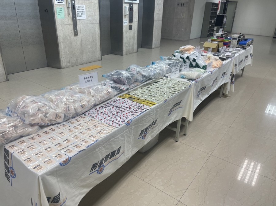 分裝廠隱身民宅 逮4嫌藏上千義大利精品MOSCHINO毒咖啡包 232 分裝廠隱身民宅 逮4嫌藏上千義大利精品MOSCHINO毒咖啡包 231