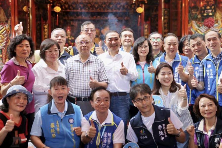 媽祖面前吐參選動機 侯友宜:為兩岸和平全力以赴 210 侯友宜松山慈祐宮參拜。侯友宜競選辦公室提供
